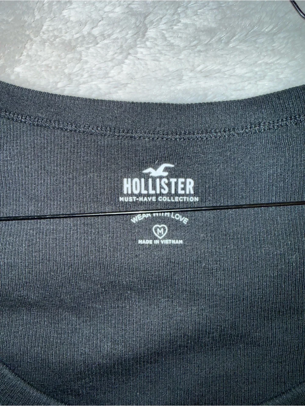 Hollister Women's Scoop Neck Short Sleeve crop top - Picture 2 of 3